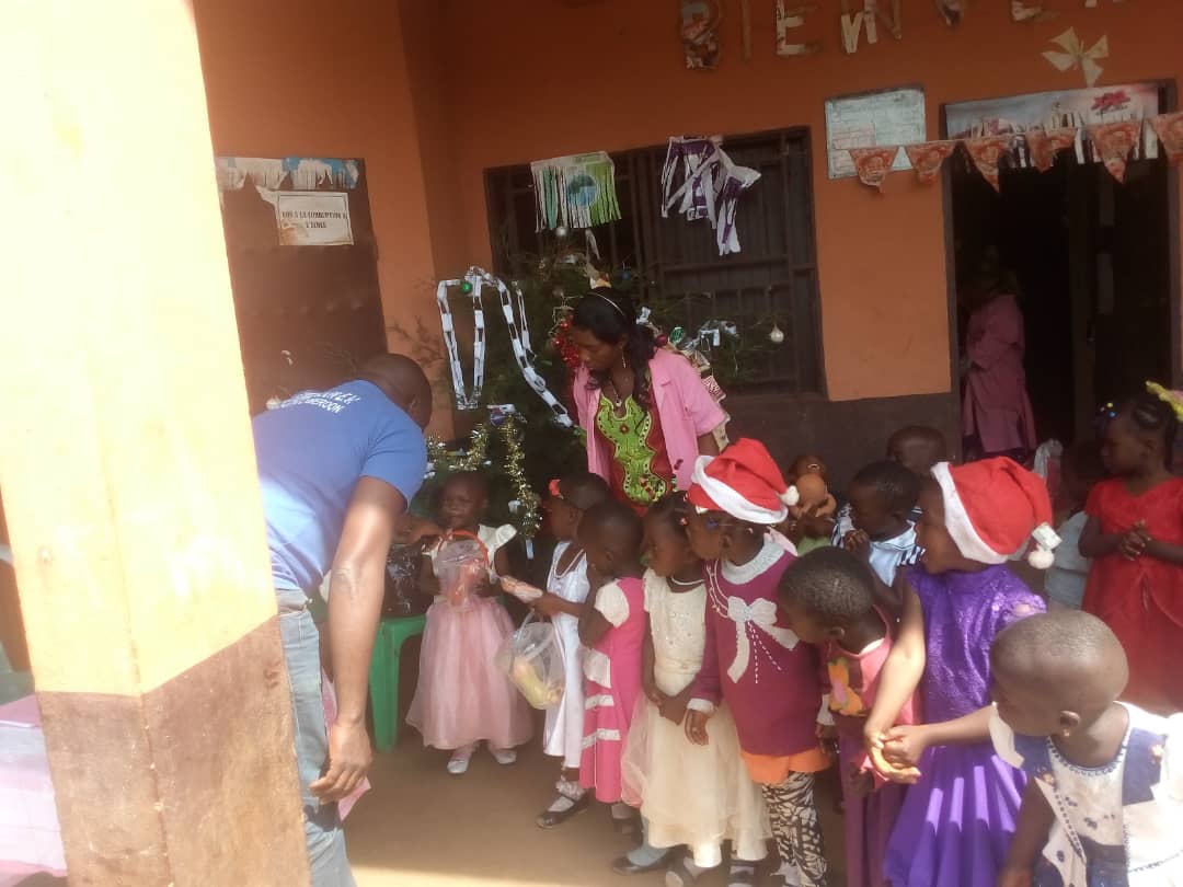 Weihnachtsfeier für Kinder in Ndiih, Kamerun
