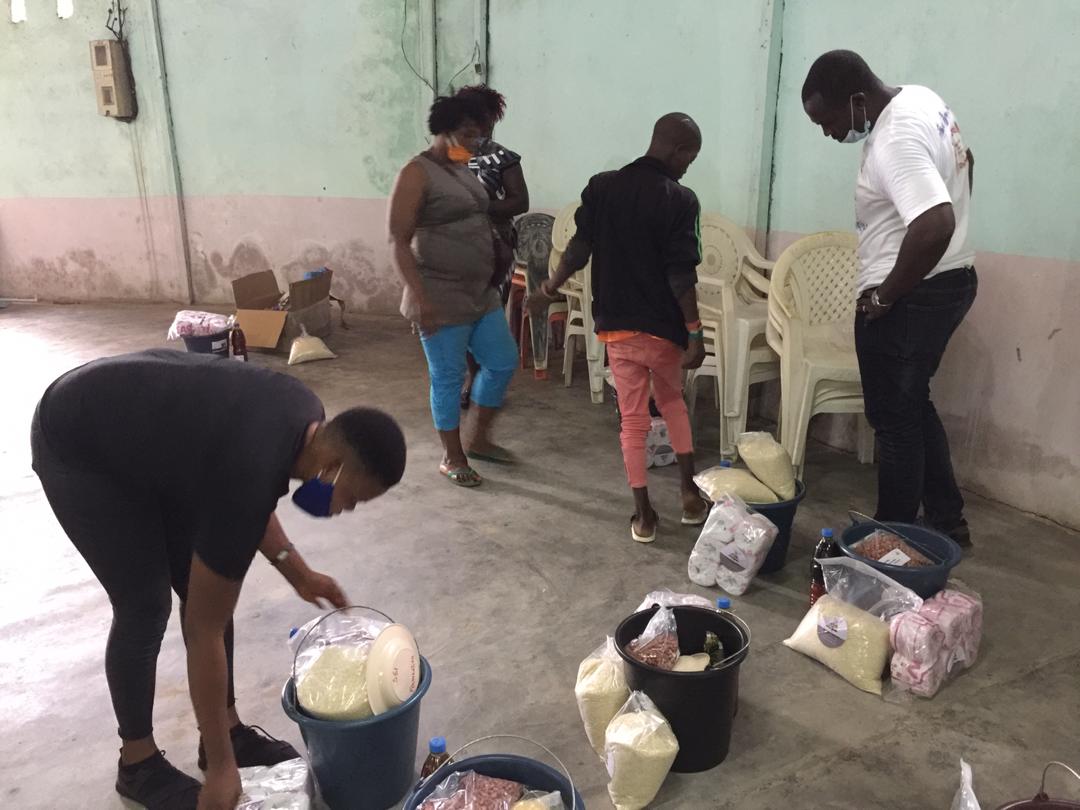 Verteilung von Nahrungsmitteln an Geflüchteten in Douala