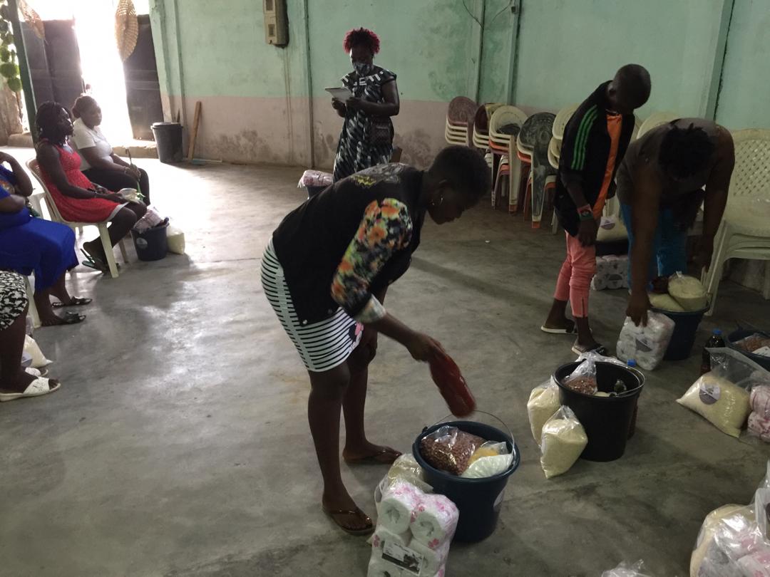 Verteilung von Nahrungsmitteln an Geflüchteten in Douala